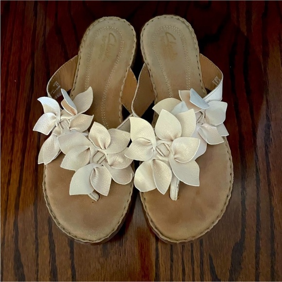 Clarks Cream Floral Sandals - Picture 3 of 4